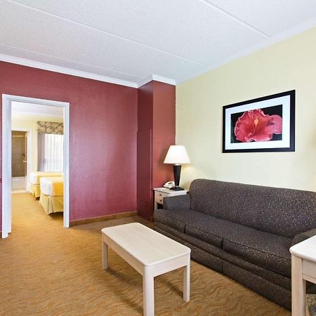 Baymont By Wyndham Tampa Near Busch Gardens Ξενοδοχείο Εξωτερικό φωτογραφία