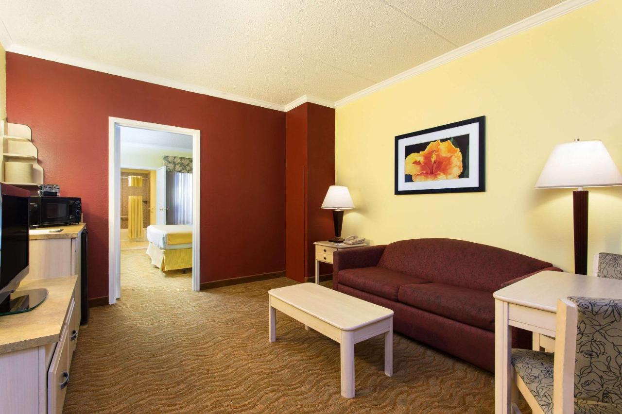 Baymont By Wyndham Tampa Near Busch Gardens Ξενοδοχείο Εξωτερικό φωτογραφία