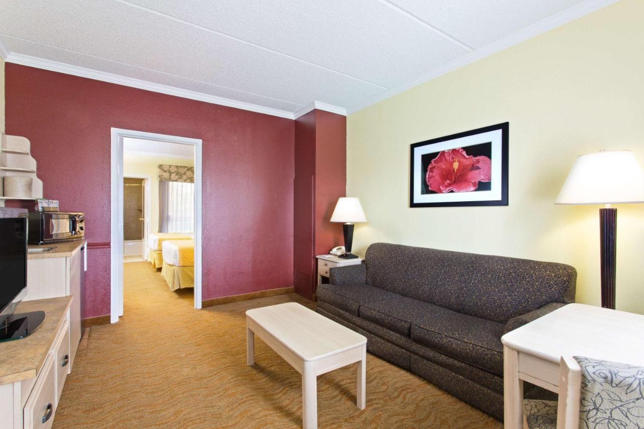 Baymont By Wyndham Tampa Near Busch Gardens Ξενοδοχείο Εξωτερικό φωτογραφία