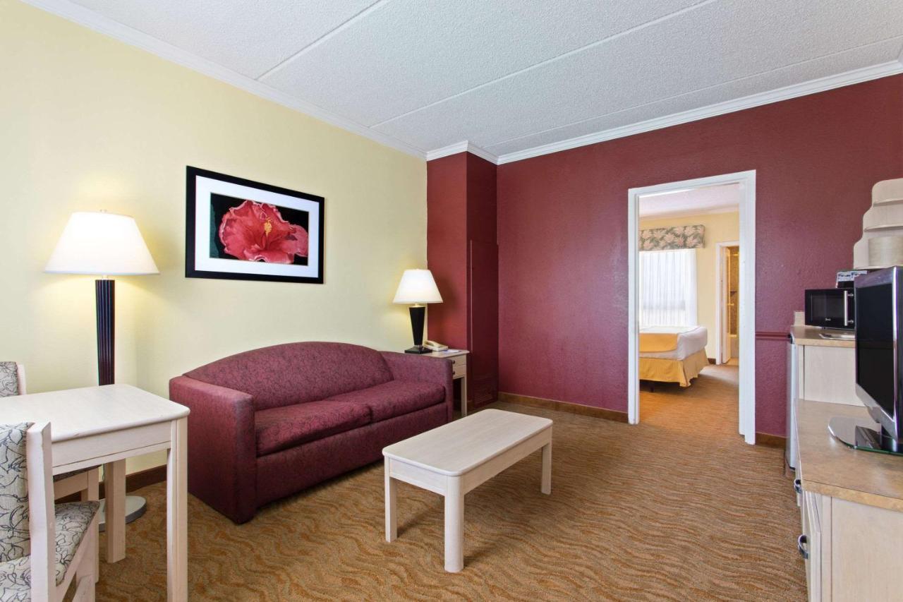Baymont By Wyndham Tampa Near Busch Gardens Ξενοδοχείο Εξωτερικό φωτογραφία