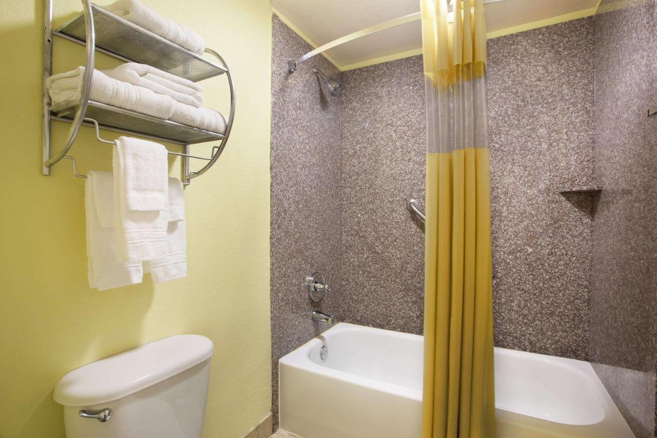 Baymont By Wyndham Tampa Near Busch Gardens Ξενοδοχείο Εξωτερικό φωτογραφία