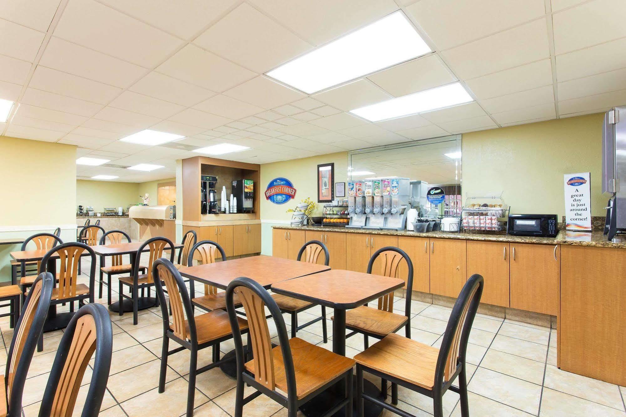 Baymont By Wyndham Tampa Near Busch Gardens Ξενοδοχείο Εξωτερικό φωτογραφία