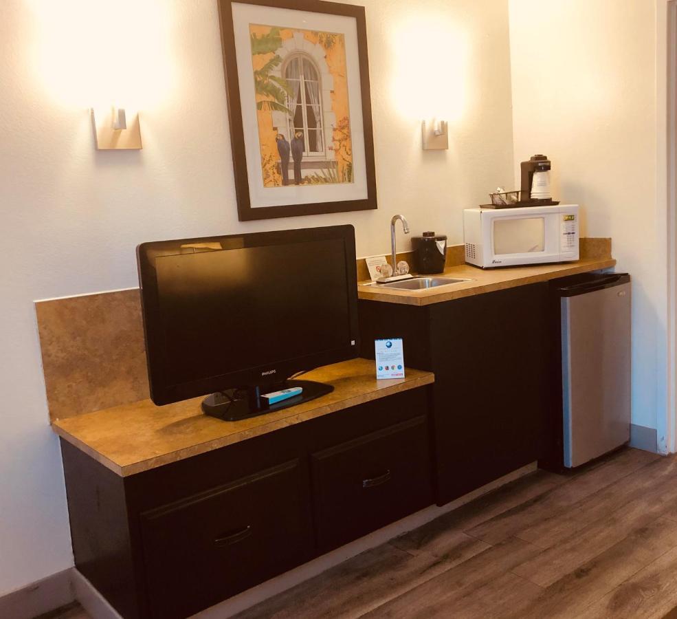 Baymont By Wyndham Tampa Near Busch Gardens Ξενοδοχείο Εξωτερικό φωτογραφία